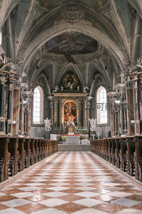 巴洛克风格教堂内部，棋盘格地板通向华丽祭坛