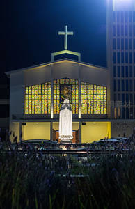 夜幕下彩色玻璃教堂庄严璀璨