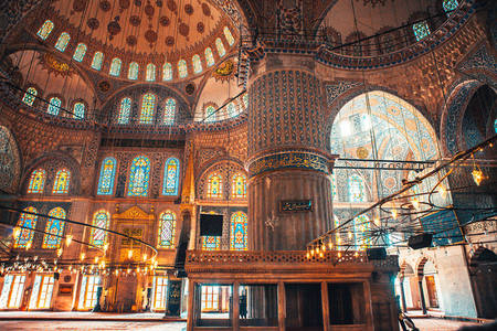 宏伟清真寺内部穹顶装饰华丽