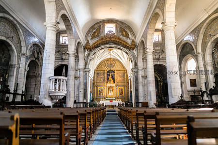 古典教堂内部金碧辉煌祭坛