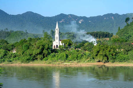 河畔教堂与青山绿水相映成趣