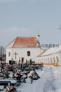 雪覆墓园旁的白色小教堂