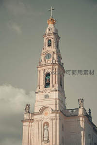 钟楼高耸入云冠以金色十字