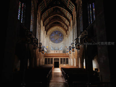 哥特式教堂内玫瑰窗的静谧光影