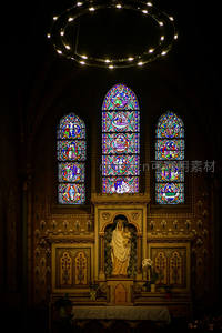 圣母像前的彩色玻璃窗与光环