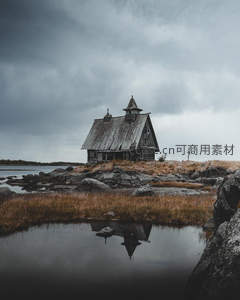 孤岛木屋倒影于静水，阴云密布显苍凉意境
