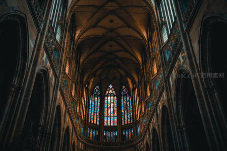 高耸教堂拱顶与彩色玻璃窗，光影交织神圣空间