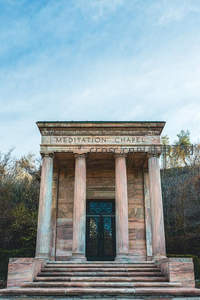 古典柱廊冥想堂，蓝天绿树环绕静谧之所