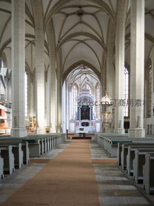 哥特式教堂内部宏伟拱顶与长廊