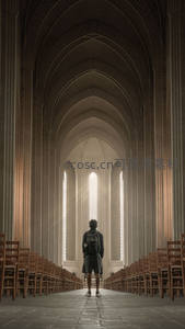 孤独身影伫立教堂深处仰望光束