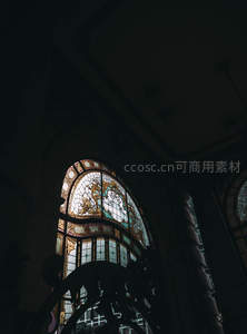 彩色玻璃窗在幽暗中绽放光芒