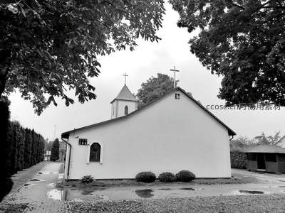 黑白滤镜下的乡村小教堂静谧安详