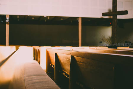 温暖阳光洒落教堂长椅角落