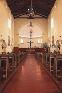 简约教堂中殿，木质长椅通向十字架圣坛