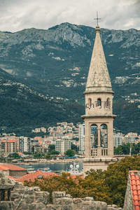 山城钟楼俯瞰海湾与群山