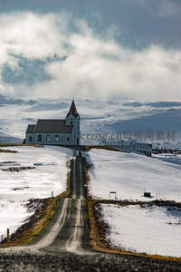 雪山之巅孤寂教堂通向信仰之路