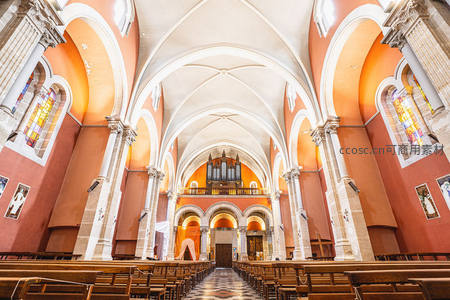 宏伟教堂穹顶与管风琴交相辉映