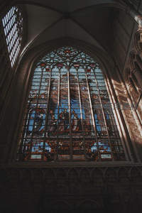 哥特式教堂巨大彩绘玻璃窗的壮丽细节