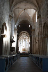 宏伟教堂中殿石柱林立与自然光交织的宁静