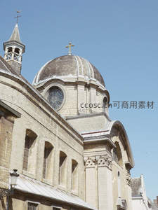 古典教堂圆顶与钟楼在蓝天下的优雅轮廓