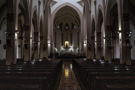 空旷教堂内部高耸拱顶肃穆庄严
