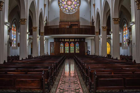 宏伟教堂内部，彩色玻璃与管风琴交相辉映