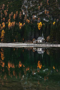 湖畔秋色教堂倒影如画