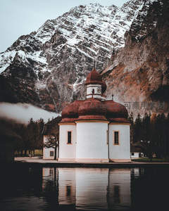 雪山湖畔的白色教堂倒影如画