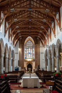 木质梁架与彩窗辉映的教堂中殿