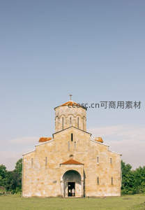 草原上金色圆顶教堂静谧伫立