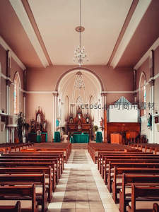 粉红教堂内长椅与水晶灯辉映