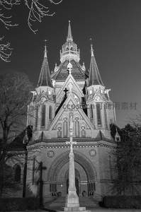 黑白夜景中尖塔教堂肃穆庄严