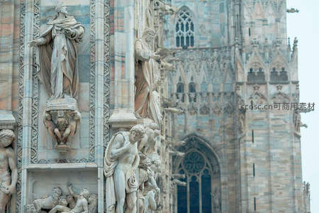 哥特式教堂外墙雕塑群细节