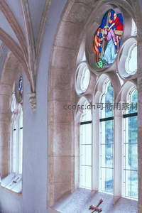 彩色玻璃窗下的教堂拱廊