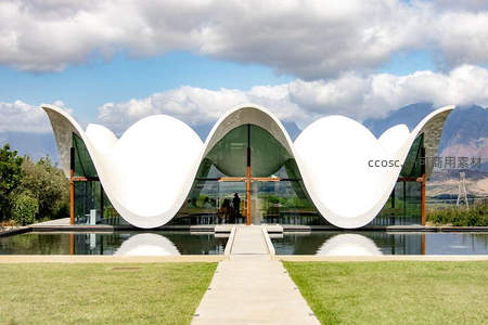 现代波浪形白色建筑倒影