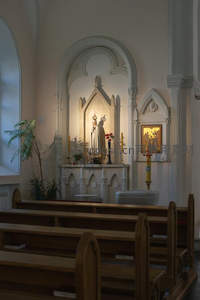 教堂内圣母像祭坛静谧场景