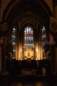 哥特式教堂内彩色玻璃窗祭坛
