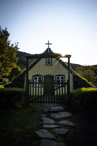 冰岛草顶小教堂沐浴夕阳余晖