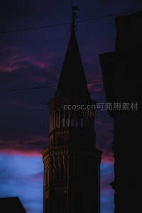 暮色钟楼剪影映紫霞天空