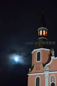 月光下的教堂尖顶，夜色宁静而神圣