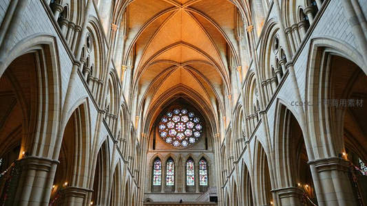 教堂内部高耸拱顶与彩窗