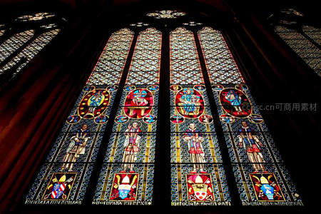 教堂彩色玻璃窗讲述圣经故事