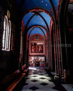 教堂内部星空穹顶与彩绘壁画