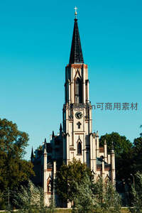 哥特式教堂钟楼直插晴空
