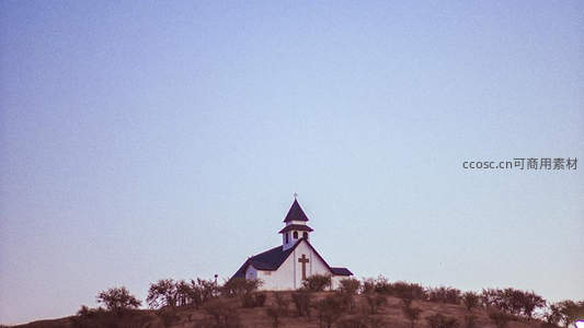 山顶孤寂小教堂静谧黄昏