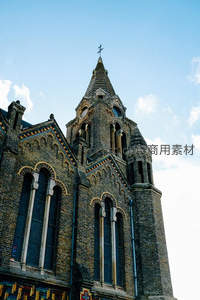 砖砌教堂尖塔仰望蓝天