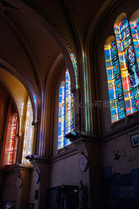 彩窗辉映下的教堂内部静谧角落
