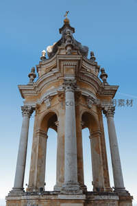 古典石柱穹顶在蓝天下的庄严特写
