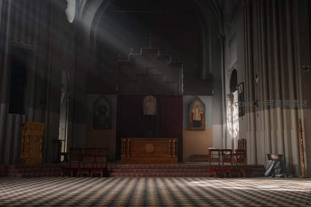 教堂内部光影交错营造神圣静谧