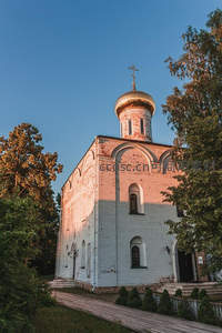 夕阳为白砖教堂镀上温暖金边